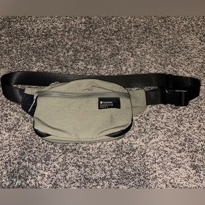 Lululemon Clean Lines Belt Bag 2L | Gray Sage |